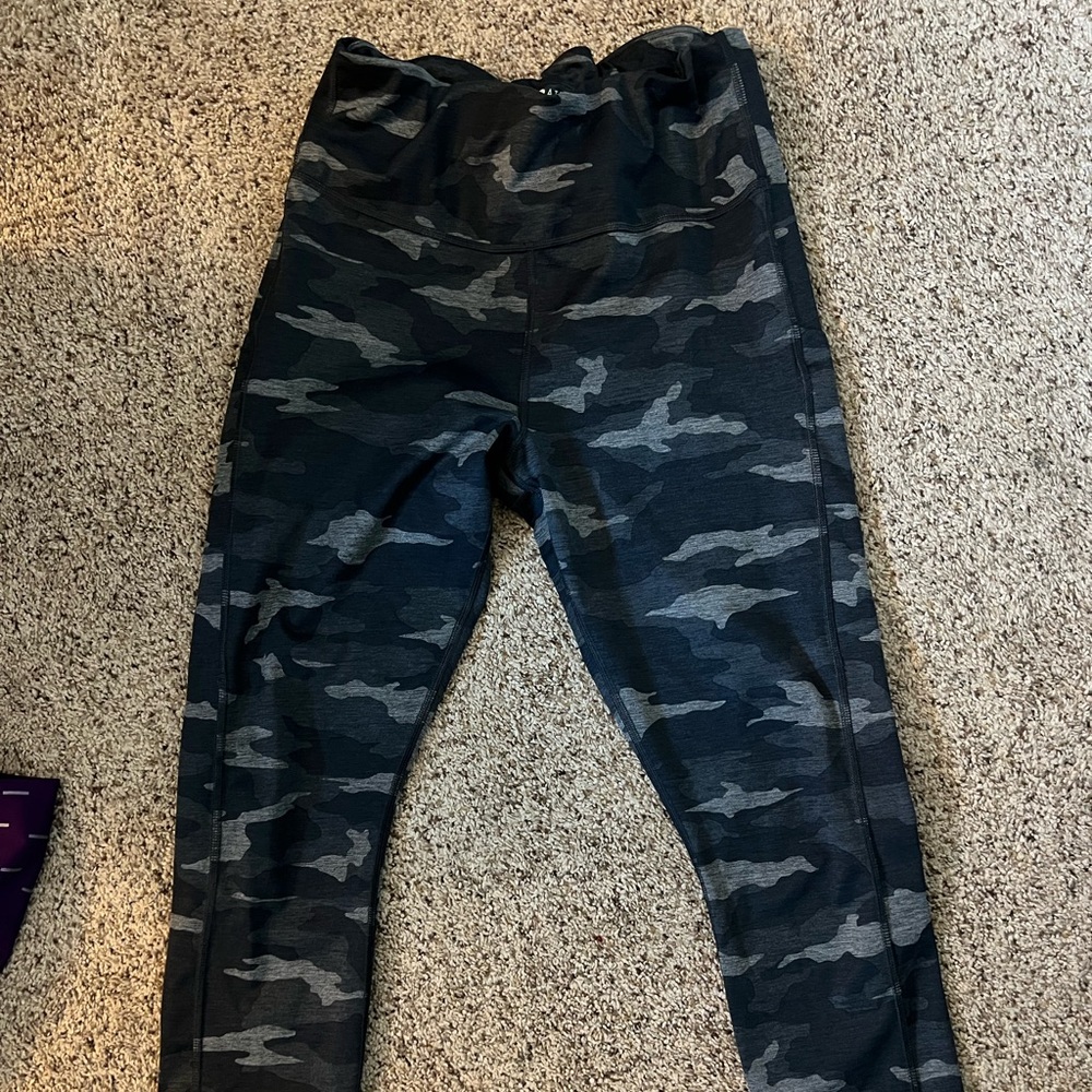 Athleta ultimate camo 7/8 tights sz M